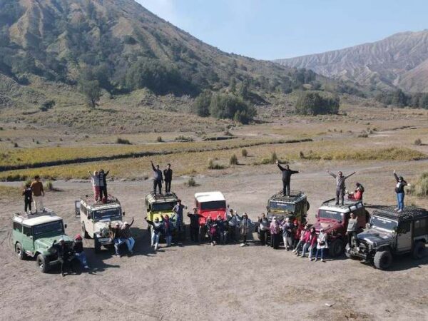 Konvoi jeep wisata Gunung Bromo bersama peserta MPP