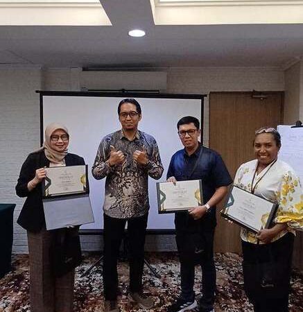 Penyerahan sertifikat peserta pelatihan